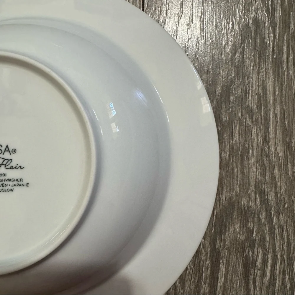 Vintage Mikasa White Classic Fair Dinnerware Large Bowl Embossed Calla Lilies‎